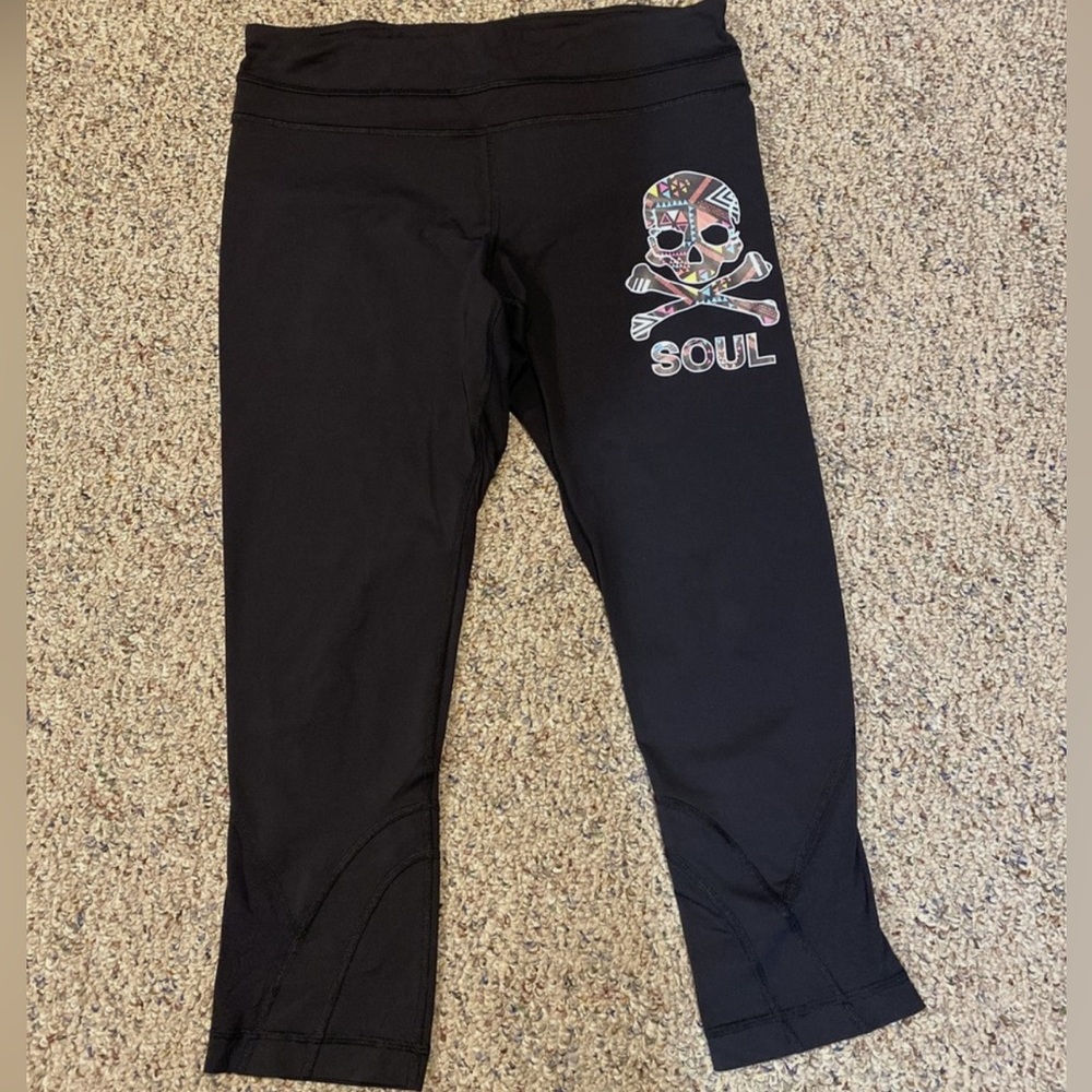 Lululemon Black X Soul Cycle Skull Women’s Size 8 Crop 21” Capri Leggings